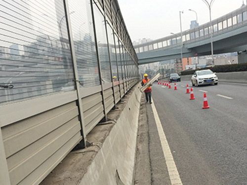 公路聲屏障施工現場